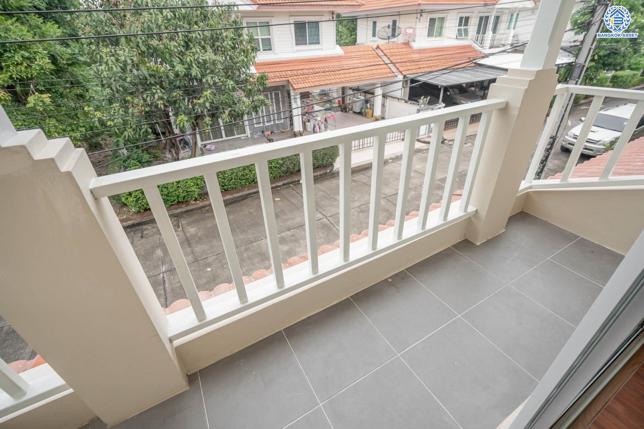 บ้านมือสองตกแต่งใหม่ โครงการ เพอร์เฟคพาร์ค วัดพระนอน จากแบรนด์ Property Perfect เนื้อที่ 35.8 ตร.ว. บ้านแฝดฟังก์ชันระดับบ้านเดี่ยว! 3 ห้องนอน 2 ห้องน้ำ 1 ที่จอดรถ พร้อม Facilities ครบครัน บนทำเลเชื่อมต่อถนนกาญจนาฯ ใกล้ทางด่วน ศรีรัช-วงแหวนฯ เซ็นทรัลเวสต์เกต และรถไฟฟ้าสายสีม่วง "สถานีตลาดบางใหญ่"